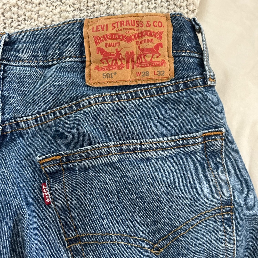 Medium wash 501 jeans 28W x 32L